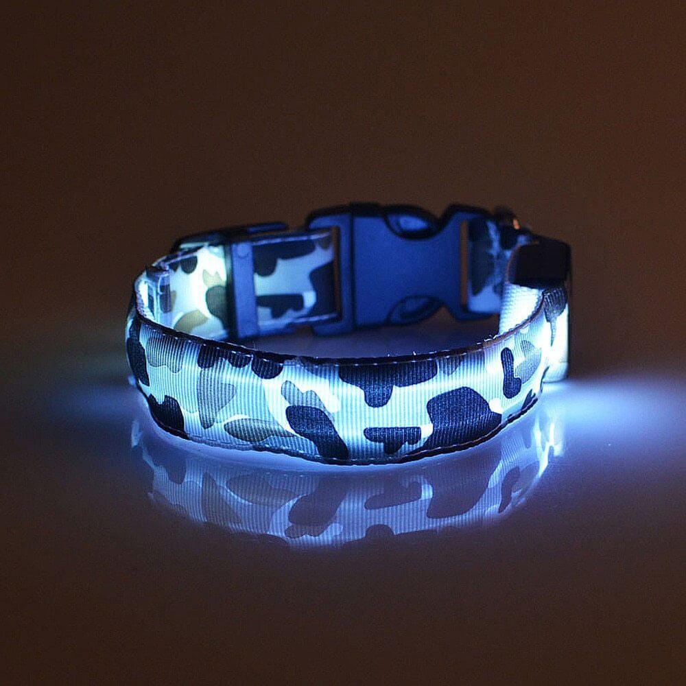 Luminous camouflage dog collar made of durable nylon, featuring adjustable lighting modes for night walks.