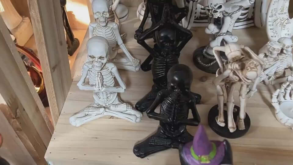 Halloween Horror Desktop Ornaments Skeleton in vintage white